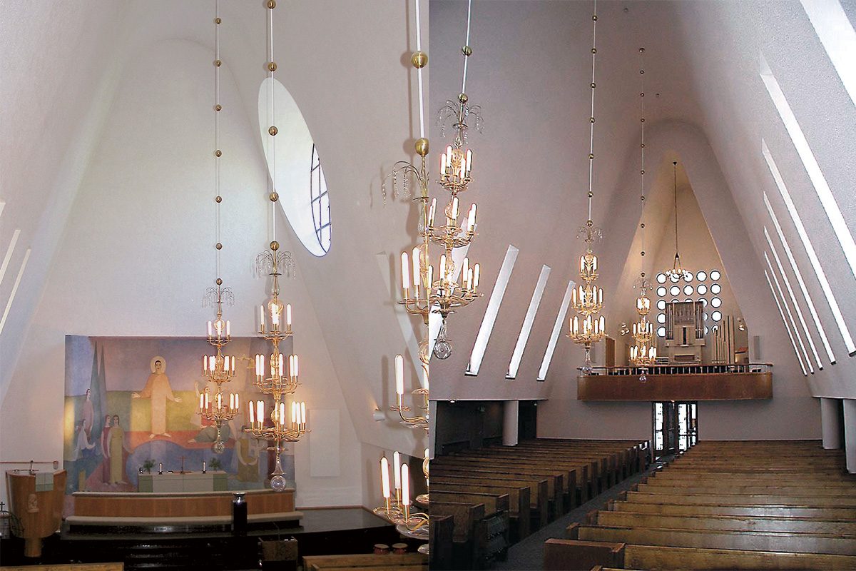 Rajamäen kirkon tunnelmallinen interiööri urkuparvelta alttarille ja alttarilta urkupalvelle kuvattuna.